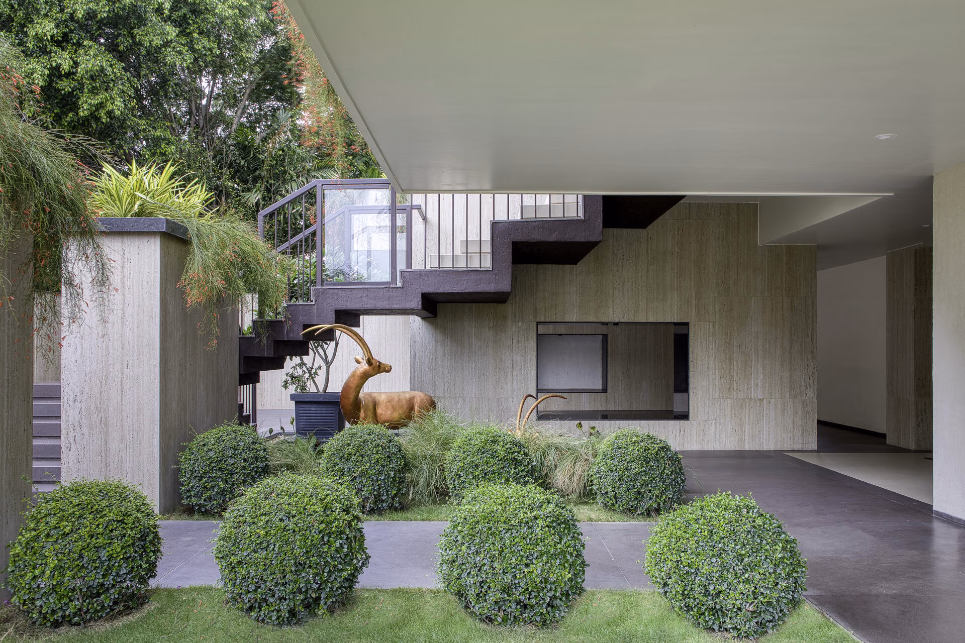 House of Linear Lines 32
